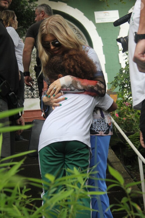 Fergie, enceinte, très démonstratrice envers ses fans brésiliens, à Rio de Janeiro, le 3 avril 2013.