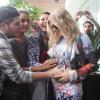 Fergie enceinte a visité la favela de Cantagalo dans le cadre d'un projet organisé par une ONG, avant de rentrer à son hôtel où elle a fait toucher son ventre à des fans, à Rio de Janeiro, le 3 avril 2013.