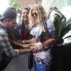 Fergie enceinte a visité la favela de Cantagalo dans le cadre d'un projet organisé par une ONG, avant de rentrer à son hôtel où elle a fait toucher son ventre à des fans, à Rio de Janeiro, le 3 avril 2013.