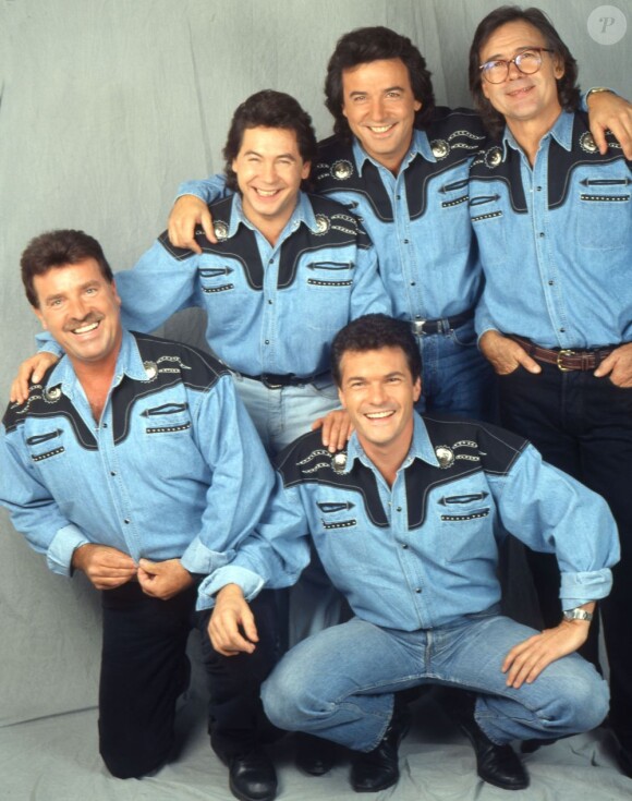 Les Musclés au grand complet : Bernard Minet, Framboisier, Rémy, Eric et René.