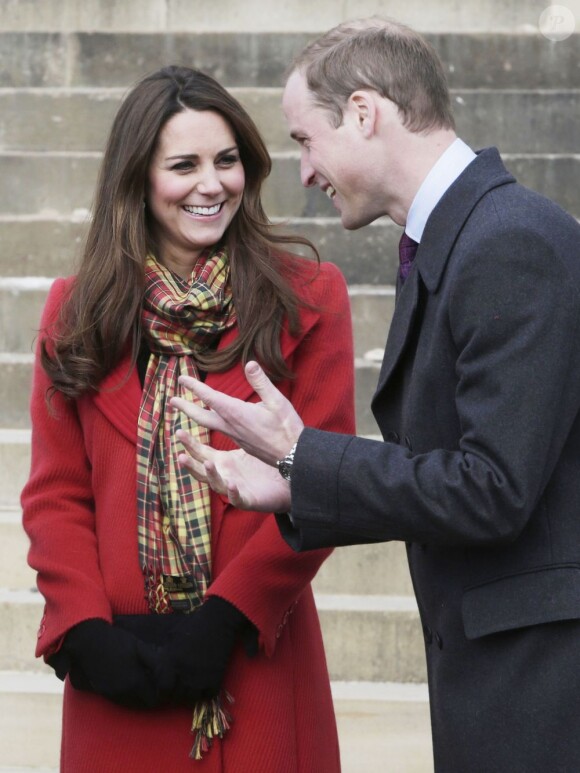 Kate Middleton et le prince William, alias la comtesse et le comte de Strathearn, et le prince Charles, alias le duc de Rothesay, inauguraient ensemble le 5 avril 2013 dans l'Ayrshire, en Ecosse, le centre Manoukian à Dumfries House.