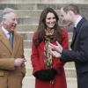 Kate Middleton et le prince William, alias la comtesse et le comte de Strathearn, et le prince Charles, alias le duc de Rothesay, inauguraient ensemble le 5 avril 2013 dans l'Ayrshire, en Ecosse, le centre Manoukian à Dumfries House.