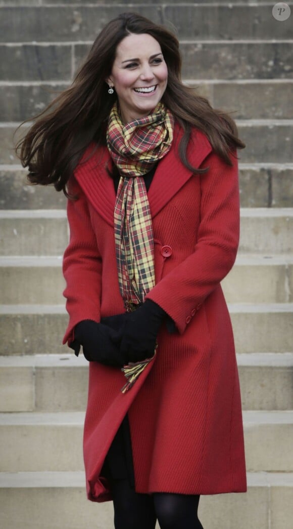Kate Middleton et le prince William, alias la comtesse et le comte de Strathearn, et le prince Charles, alias le duc de Rothesay, inauguraient ensemble le 5 avril 2013 dans l'Ayrshire, en Ecosse, le centre Manoukian à Dumfries House.
