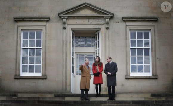 Le prince Charles a acquis Dumfries House en 2007 contre vents et marées pour en faire un lieu de vie ouvert au public. Kate Middleton et le prince William, alias la comtesse et le comte de Strathearn, et le prince Charles, alias le duc de Rothesay, inauguraient ensemble le 5 avril 2013 dans l'Ayrshire, en Ecosse, le centre Manoukian à Dumfries House.