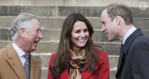 Kate Middleton et le prince William, alias la comtesse et le comte de Strathearn, et le prince Charles, alias le duc de Rothesay, inauguraient ensemble le 5 avril 2013 dans l'Ayrshire, en Ecosse, le centre Manoukian à Dumfries House.
