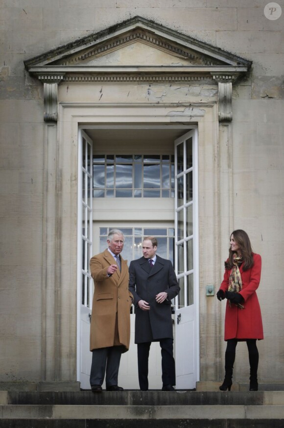 Le prince Charles a acquis Dumfries House en 2007 contre vents et marées pour en faire un lieu de vie ouvert au public. Kate Middleton et le prince William, alias la comtesse et le comte de Strathearn, et le prince Charles, alias le duc de Rothesay, inauguraient ensemble le 5 avril 2013 dans l'Ayrshire, en Ecosse, le centre Manoukian à Dumfries House.