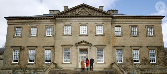 Le prince Charles a acquis Dumfries House en 2007 contre vents et marées pour en faire un lieu de vie ouvert au public. Kate Middleton et le prince William, alias la comtesse et le comte de Strathearn, et le prince Charles, alias le duc de Rothesay, inauguraient ensemble le 5 avril 2013 dans l'Ayrshire, en Ecosse, le centre Manoukian à Dumfries House.