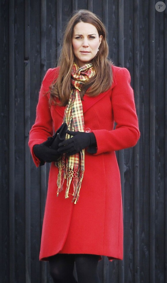 Kate Middleton et le prince William, alias la comtesse et le comte de Strathearn, et le prince Charles, alias le duc de Rothesay, inauguraient ensemble le 5 avril 2013 dans l'Ayrshire, en Ecosse, le centre Manoukian à Dumfries House.