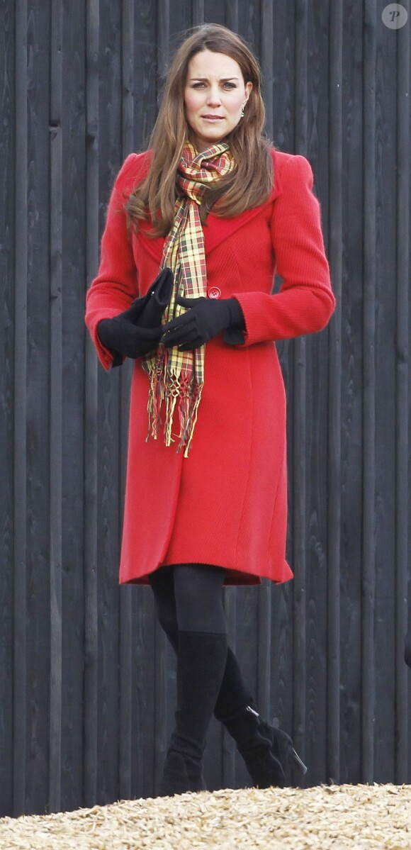 Kate Middleton et le prince William, alias la comtesse et le comte de Strathearn, et le prince Charles, alias le duc de Rothesay, inauguraient ensemble le 5 avril 2013 dans l'Ayrshire, en Ecosse, le centre Manoukian à Dumfries House.