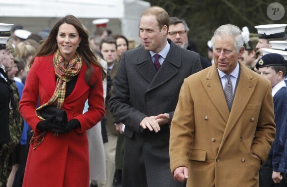 Kate Middleton et le prince William, alias la comtesse et le comte de Strathearn, et le prince Charles, alias le duc de Rothesay, inauguraient ensemble le 5 avril 2013 dans l'Ayrshire, en Ecosse, le centre Manoukian à Dumfries House.