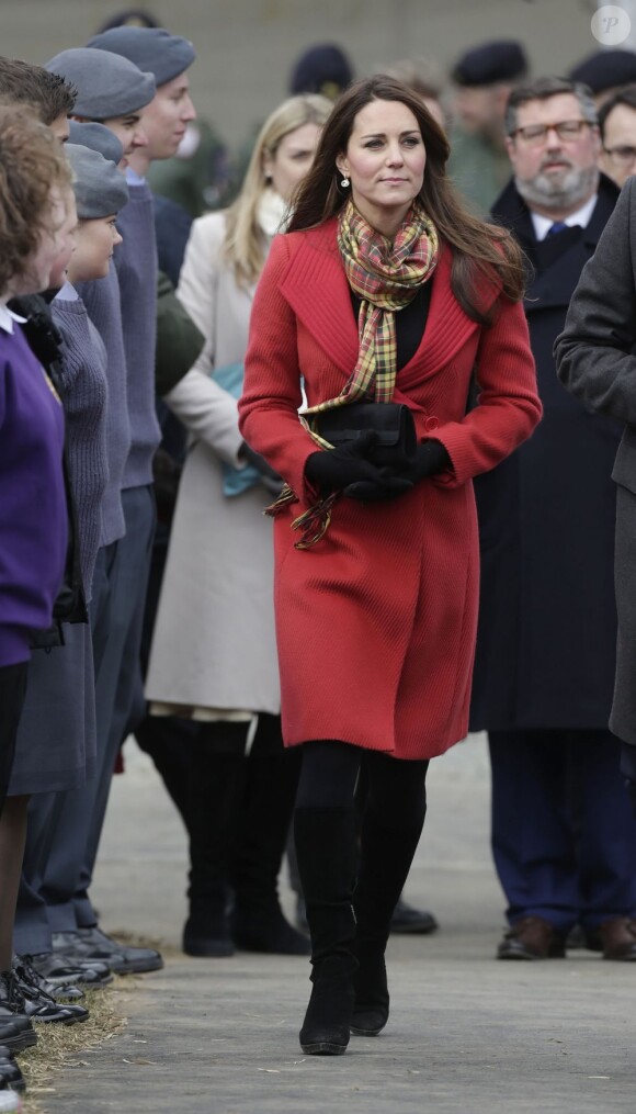 Kate Middleton et le prince William, alias la comtesse et le comte de Strathearn, et le prince Charles, alias le duc de Rothesay, inauguraient ensemble le 5 avril 2013 dans l'Ayrshire, en Ecosse, le centre Manoukian à Dumfries House.