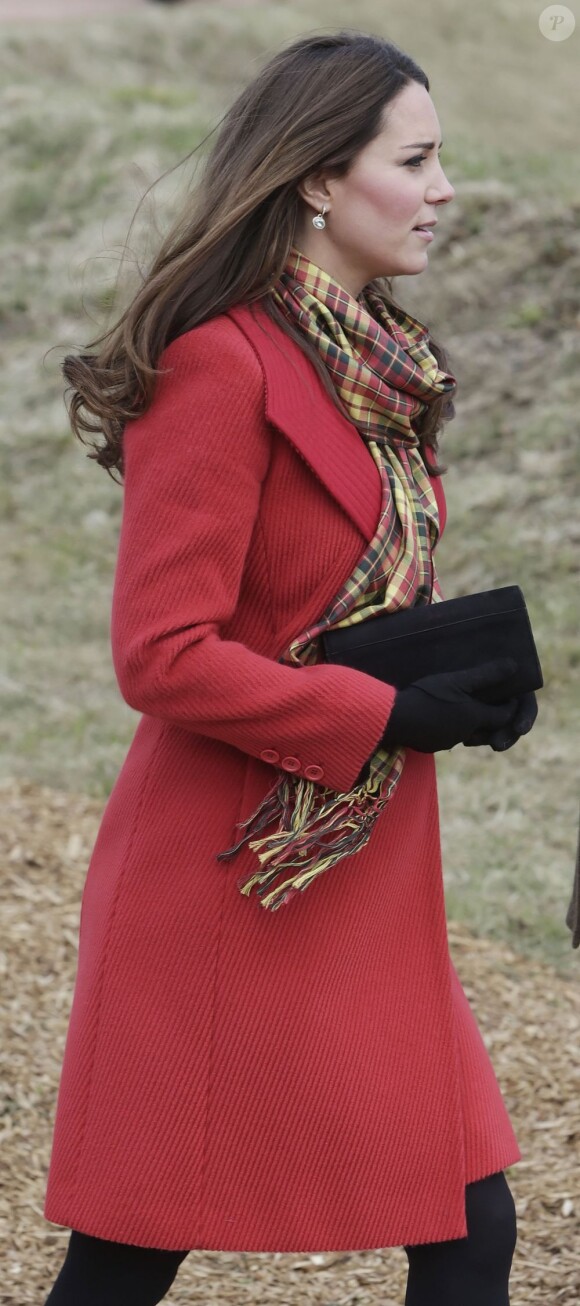 Kate Middleton et le prince William, alias la comtesse et le comte de Strathearn, et le prince Charles, alias le duc de Rothesay, inauguraient ensemble le 5 avril 2013 dans l'Ayrshire, en Ecosse, le centre Manoukian à Dumfries House.