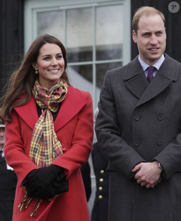 Kate Middleton et le prince William, alias la comtesse et le comte de Strathearn, et le prince Charles, alias le duc de Rothesay, inauguraient ensemble le 5 avril 2013 dans l'Ayrshire, en Ecosse, le centre Manoukian à Dumfries House.