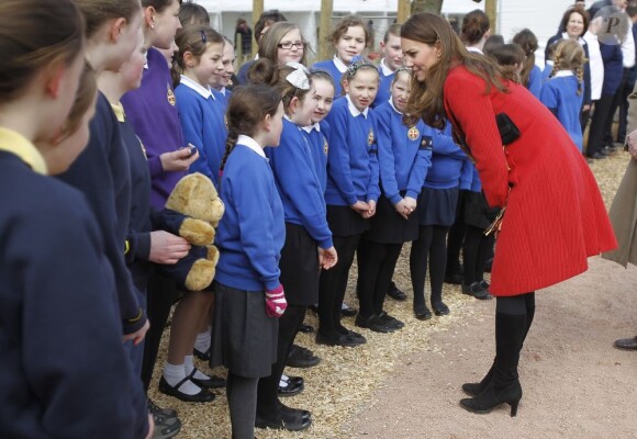 Kate Middleton et le prince William, alias la comtesse et le comte de Strathearn, et le prince Charles, alias le duc de Rothesay, inauguraient ensemble le 5 avril 2013 dans l'Ayrshire, en Ecosse, le centre Manoukian à Dumfries House.