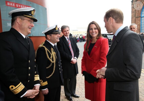 Kate Middleton et le prince William, après l'inauguration de Dumfries House, se sont rendus sur le site de BAE Systems à Barrow-in-Furness, en Cumbrie, le 5 avril 2013, pour découvrir les nouveaux sous-marins nucléaires de la Navy.