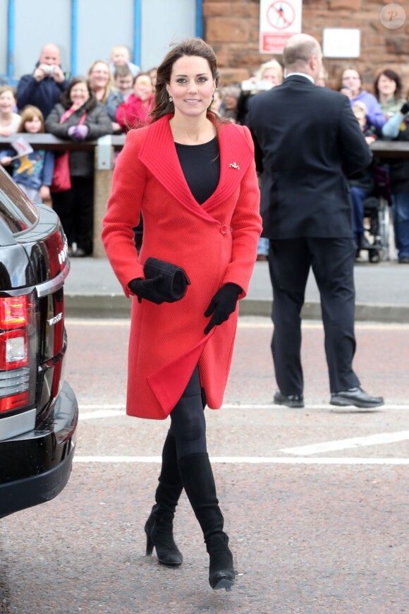 Kate Middleton et le prince William, après l'inauguration de Dumfries House, se sont rendus sur le site de BAE Systems à Barrow-in-Furness, en Cumbrie, le 5 avril 2013, pour découvrir les nouveaux sous-marins nucléaires de la Navy.