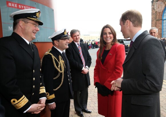 Kate Middleton et le prince William, après l'inauguration de Dumfries House, se sont rendus sur le site de BAE Systems à Barrow-in-Furness, en Cumbrie, le 5 avril 2013, pour découvrir les nouveaux sous-marins nucléaires de la Navy.