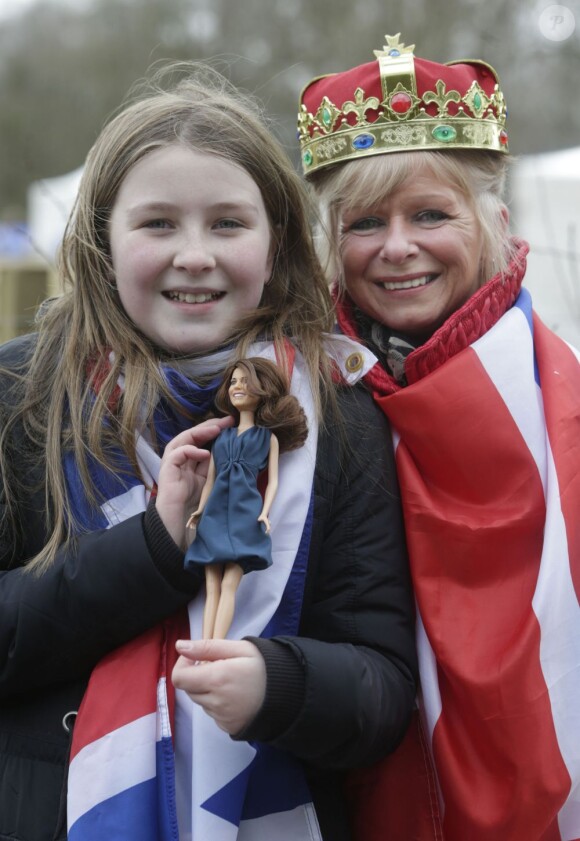 Dayna, jeune admiratrice de 11 asn de la duchesse de Cambridge, lui a fait un choc en lui présentant une poupée censée la représenter... Kate Middleton, le prince William et le prince Charles inauguraient ensemble le 5 avril 2013 dans l'Ayrshire, en Ecosse, le centre Manoukian à Dumfries House.