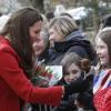 La duchesse de Cambridgeface à la poupée à son effigie de la jeune Dayne. "Oh non, ce n'est pas moi, quand même ?!" Kate Middleton, le prince William et le prince Charles inauguraient ensemble le 5 avril 2013 dans l'Ayrshire, en Ecosse, le centre Manoukian à Dumfries House.