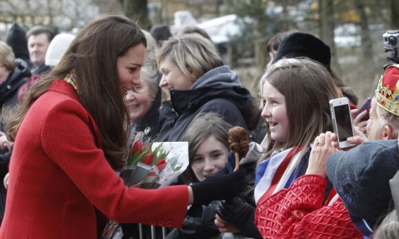 La duchesse de Cambridgeface à la poupée à son effigie de la jeune Dayne. "Oh non, ce n'est pas moi, quand même ?!" Kate Middleton, le prince William et le prince Charles inauguraient ensemble le 5 avril 2013 dans l'Ayrshire, en Ecosse, le centre Manoukian à Dumfries House.