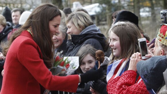 Kate Middleton, enceinte: Rieuse avec William et Charles, choquée par une poupée