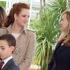La princesse Lalla Salma du Maroc avec Valérie Trierweiler lors de la présentation d'une maquette de la nouvelle station d'épuration de la Mediouna, le 3 avril 2013 au palais royal de Casablanca.