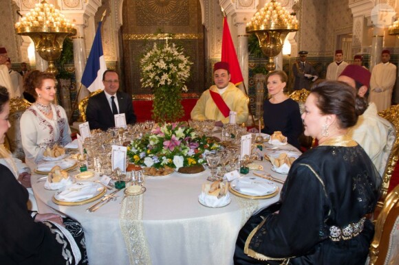 Lalla Salma du Maroc, François Hollande, le roi Mohammed VI et Valérie Trierweiler lors du dîner d'Etat offert par le souverain marocain le 3 avril 2013 au palais royal, à Casablanca.