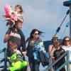 Chris Martin emmenant ses enfants dans une fête foraine de Santa Monica, le 4 avril 2013.