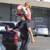Chris Martin emmenant ses enfants dans une fête foraine de Santa Monica, le 4 avril 2013.