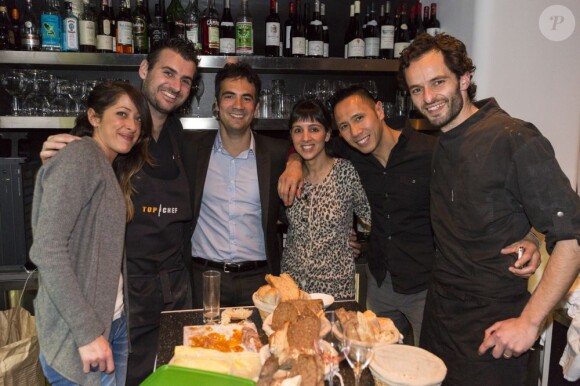 Les candidats de Top Chef, Latifa Ichou, Fabien Morreale, l'animateur Alex Goude, Naoëlle D'Hainaut, Julien Hagnery et Yoni Saada au restaurant de Yoni, Miniatures, à Paris, le 5 avril 2013.