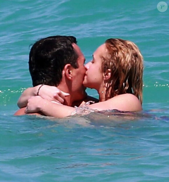 Exclu : Hayden Panettiere et son fiancé Wladimir Klitschko sur une plage de Miami, le 30 mars 2013.