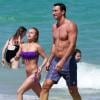 Exclu : L'actrice Hayden Panettiere et son fiancé, le champion de boxe Wladimir Klitschko, sur une plage de Miami, le 30 mars 2013.