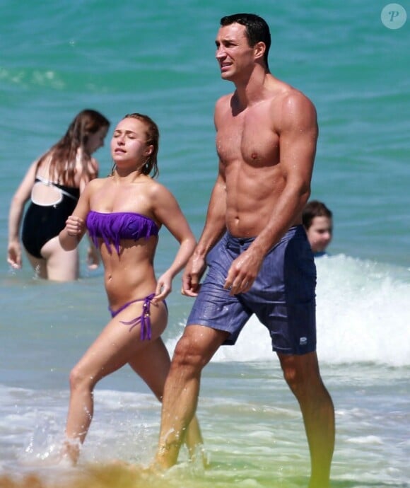 Exclu : L'actrice Hayden Panettiere et son fiancé, le champion de boxe Wladimir Klitschko, sur une plage de Miami, le 30 mars 2013.