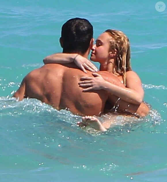 Exclu : La comédienne Hayden Panettiere et son fiancé Wladimir Klitschko très câlins sur une plage de Miami, le 30 mars 2013.