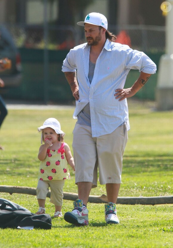Kevin Federline, accompagne de sa petite amie Victoria Prince et de leur fille Jordan, va regarder ses fils Sean et Jayden jouer au football à Woodland Hills, le 7 avril 2013.