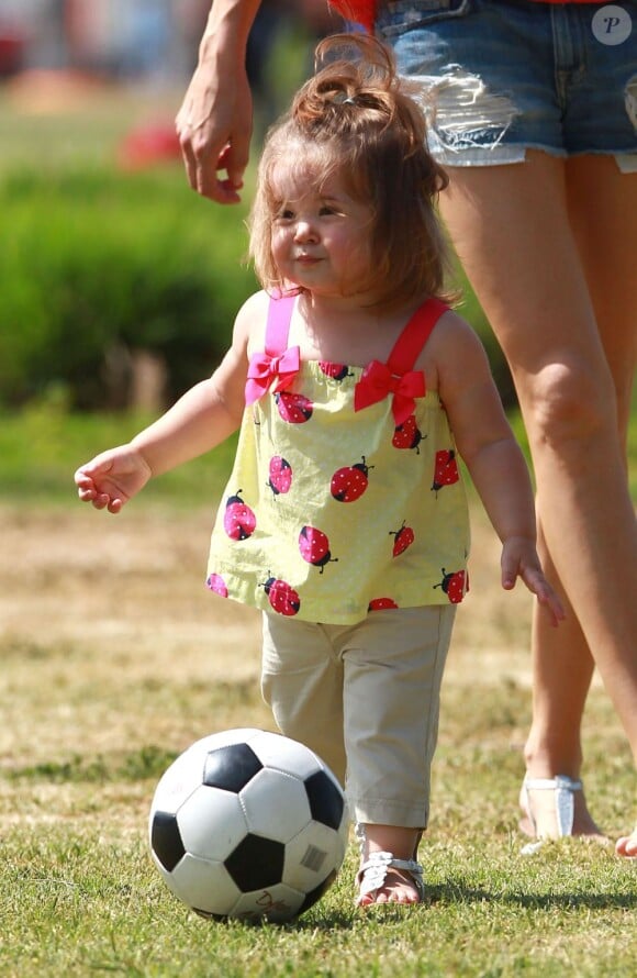 Kevin Federline, accompagné de sa petite amie Victoria Prince et de leur fille Jordan (bientôt 2 ans) va regarder ses fils Sean et Jayden jouer au football à Woodland Hills, le 7 avril 2013.