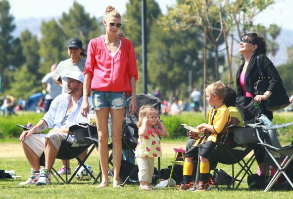 Kevin Federline, accompagné de sa petite amie Victoria Prince et de leur fille Jordan, va regarder ses fils Sean et Jayden jouer au football à Woodland Hills, le 7 avril 2013.