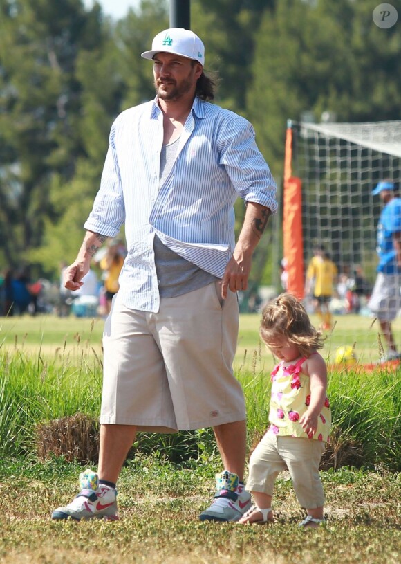 Kevin Federline, accompagné de sa petite amie Victoria Prince et de leur fille Jordan, va regarder ses fils Sean et Jayden jouer au football à Woodland Hills, le 7 avril 2013.