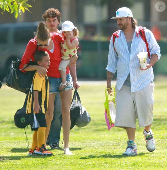 Kevin Federline, accompagné de sa chérie Victoria Prince et de leur fille Jordan, va regarder ses fils Sean et Jayden jouer au football à Woodland Hills, le 7 avril 2013.