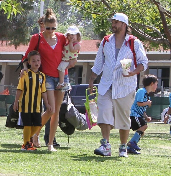 Kevin Federline, accompagné de sa petite amie Victoria Prince et de leur jeune fille Jordan, va regarder ses fils Sean et Jayden jouer au football à Woodland Hills, le 7 avril 2013.
