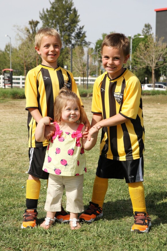 Les fils de Britney Spears et Kevin Federline, Sean et Jayden, s'amusent au football à Woodland Hills, avec leur soeur Jordan, le 7 avril 2013.
