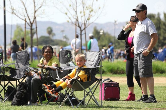 Les fils de Britney Spears et Kevin Federline, Sean et Jayden, s'amusent au football à Woodland Hills, le 7 avril 2013.