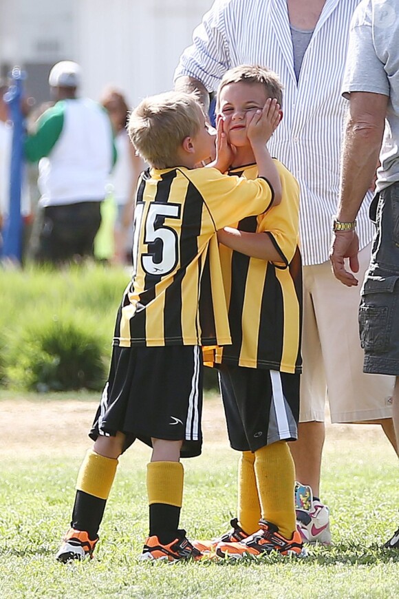 Les fils de Britney Spears et Kevin Federline, Sean et Jayden, s'éclatent au football à Woodland Hills, le 7 avril 2013.