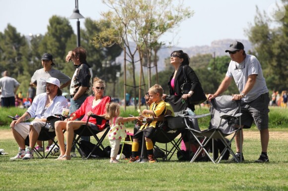 Les fils de Britney Spears et Kevin Federline, Sean et Jayden, s'amusent au football à Woodland Hills, le 7 avril 2013.
