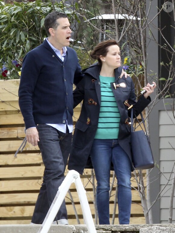 Exclu - Reese Witherspoon et son mari Jim Toth dans les rues de Nashville, le 30 mars 2013.