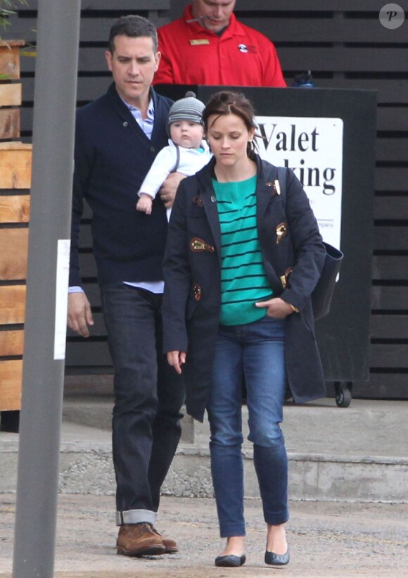 Exclu - Reese Witherspoon et son mari Jim Toth en compagnie de leur fils Tennessee dans les rues de Nashville, le 30 mars 2013.