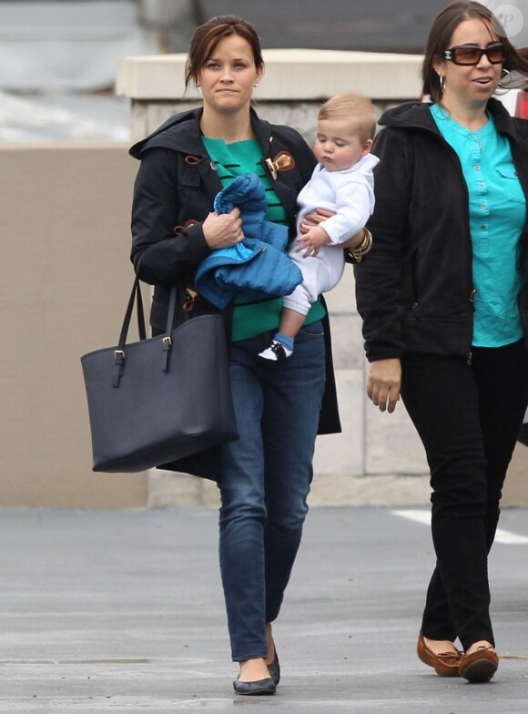 Exclu - Reese Witherspoon et son fils Tennessee dans les rues de Nashville, le 30 mars 2013.