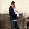 Jim Toth le mari de Reese Witherspoon avec leur fils, Tennessee dans les rues de Nashville, le 30 mars 2013.