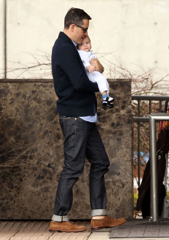 Jim Toth le mari de Reese Witherspoon avec leur fils, Tennessee dans les rues de Nashville, le 30 mars 2013.