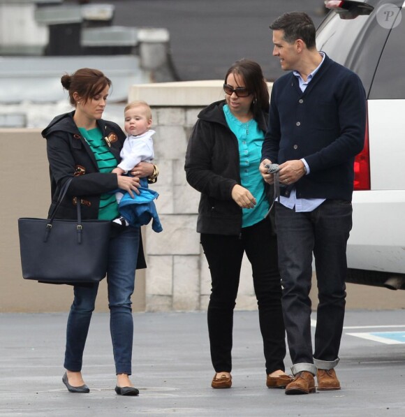 Exclu - Reese Witherspoon de sortie dans les rues de Nashville avec son mari Jim Toth et leur fils Tennessee, le 30 mars 2013.